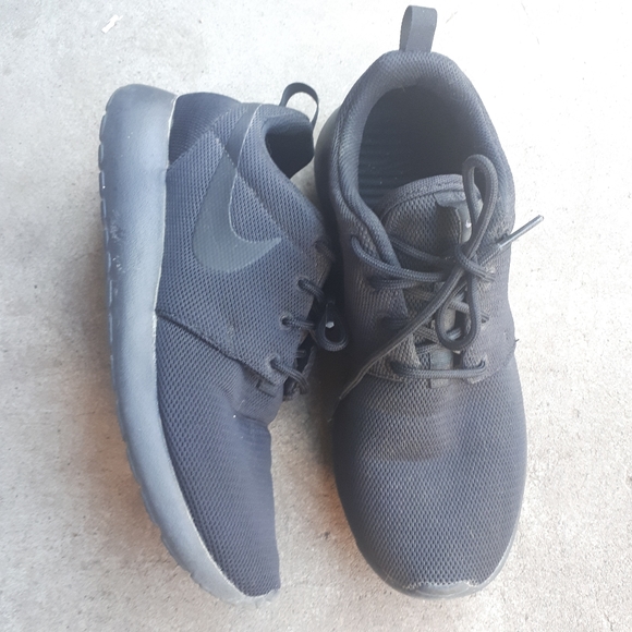 Nike Shoes - Nike black runners size 8.5